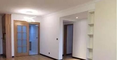墙面|老婆坚持卧室不留飘窗,地面做个“小地台”,完工邻居抢着模仿