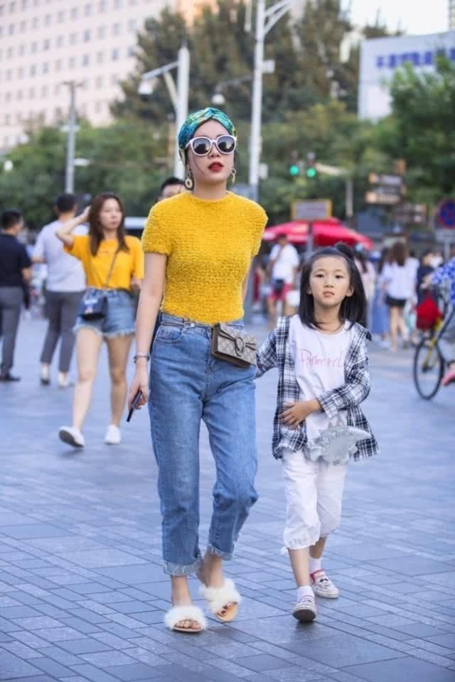 美女休闲风的牛仔裤舒适美观，帅气大方也非常的时尚减龄