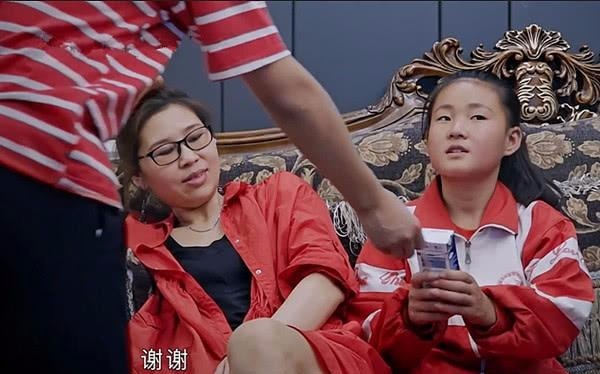 变形计|《变形计》山村女孩喝奶，谁注意到城市哥哥的表情