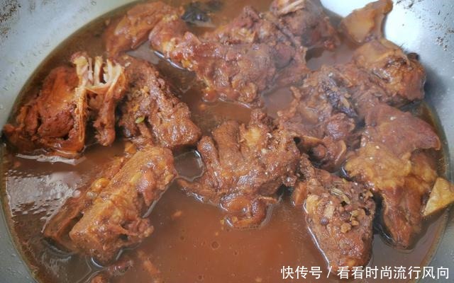 家常酱大骨好吃又秘诀,酱料千万别用错了,酱香味十足,简单易学