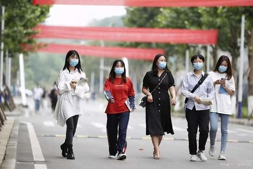 门上|大学宿舍门上的“标语”火了，拒绝的你毫无怨言，学妹：领悟了