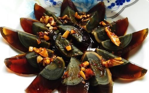 完整|凉拌松花蛋,很多人第一步就做错了,教你一招,松花蛋完整不沾刀