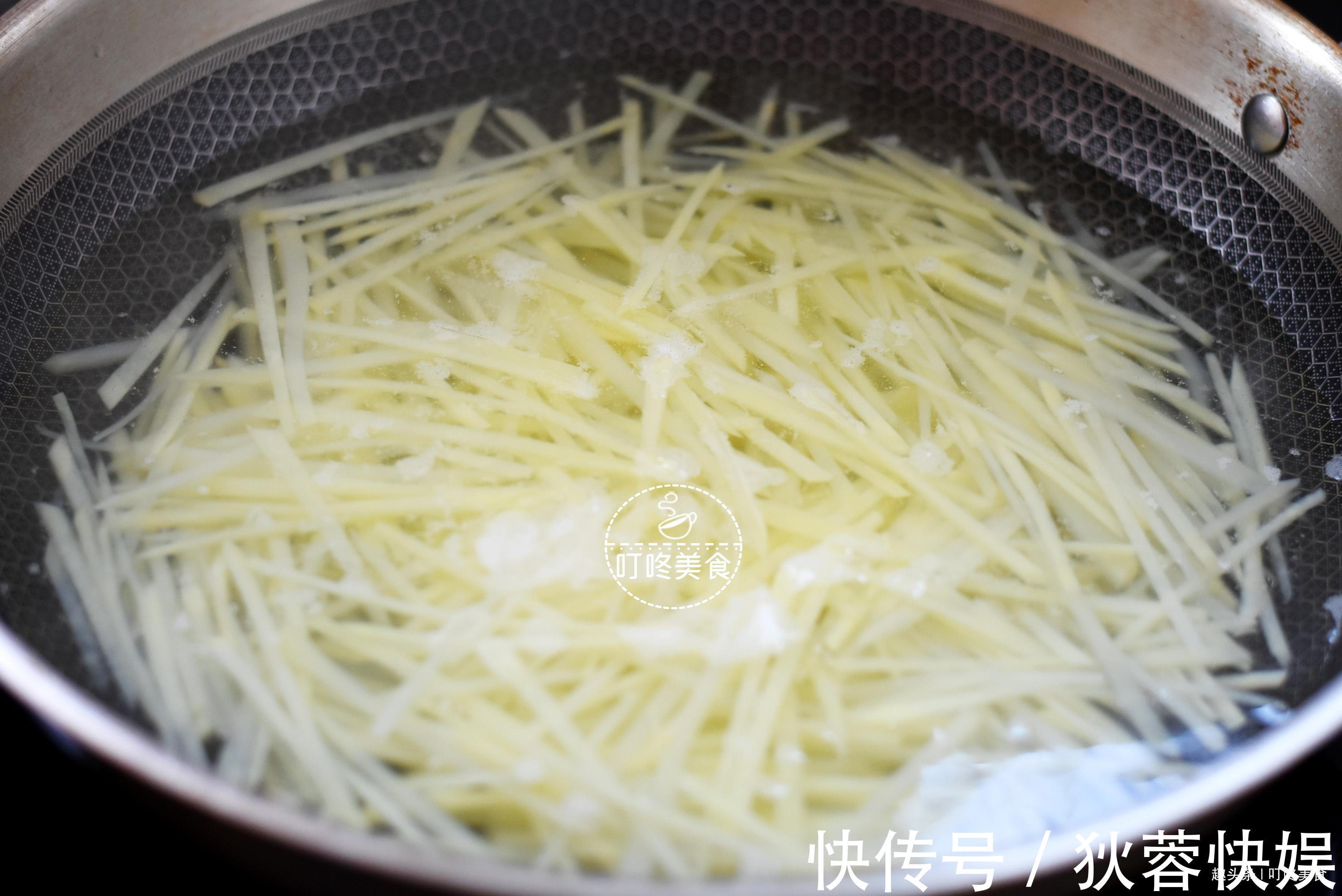 土豆丝别只会炒了，教你简单一焯一拌，清脆爽口，比炒的还好吃