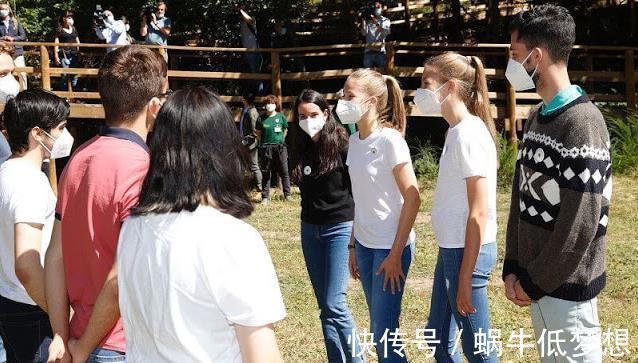 女王|16岁女王储清纯可人,扎马尾辫穿蓝白配,只是个头比小两岁妹妹矮