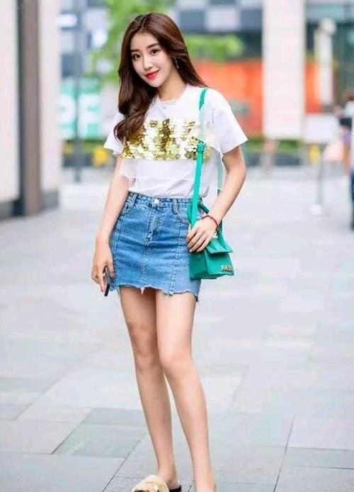美女|小美女身穿浅绿色上衣，搭配一条白色的直筒裤，显瘦又魅力