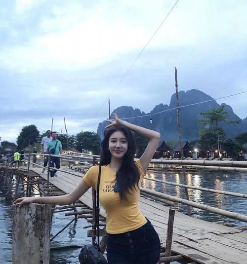 衣服|街拍简单有气质的清新甜美小姐姐,展示出欧美范