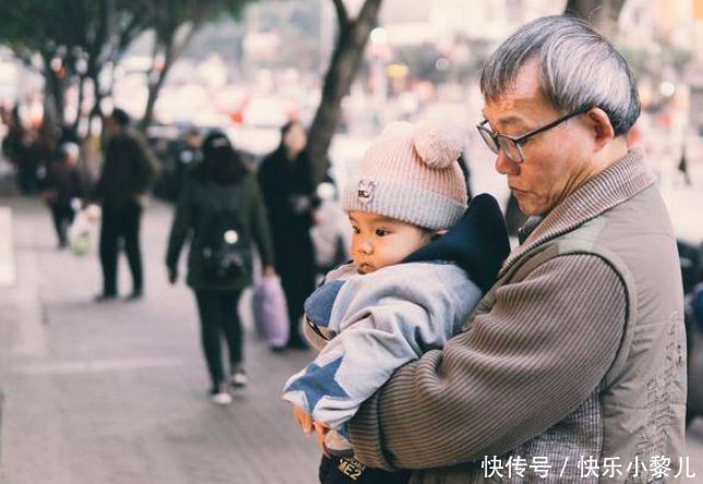 宝妈|老人带娃需知:在这三件事上不能太勤快,懒一点孩子长得更好