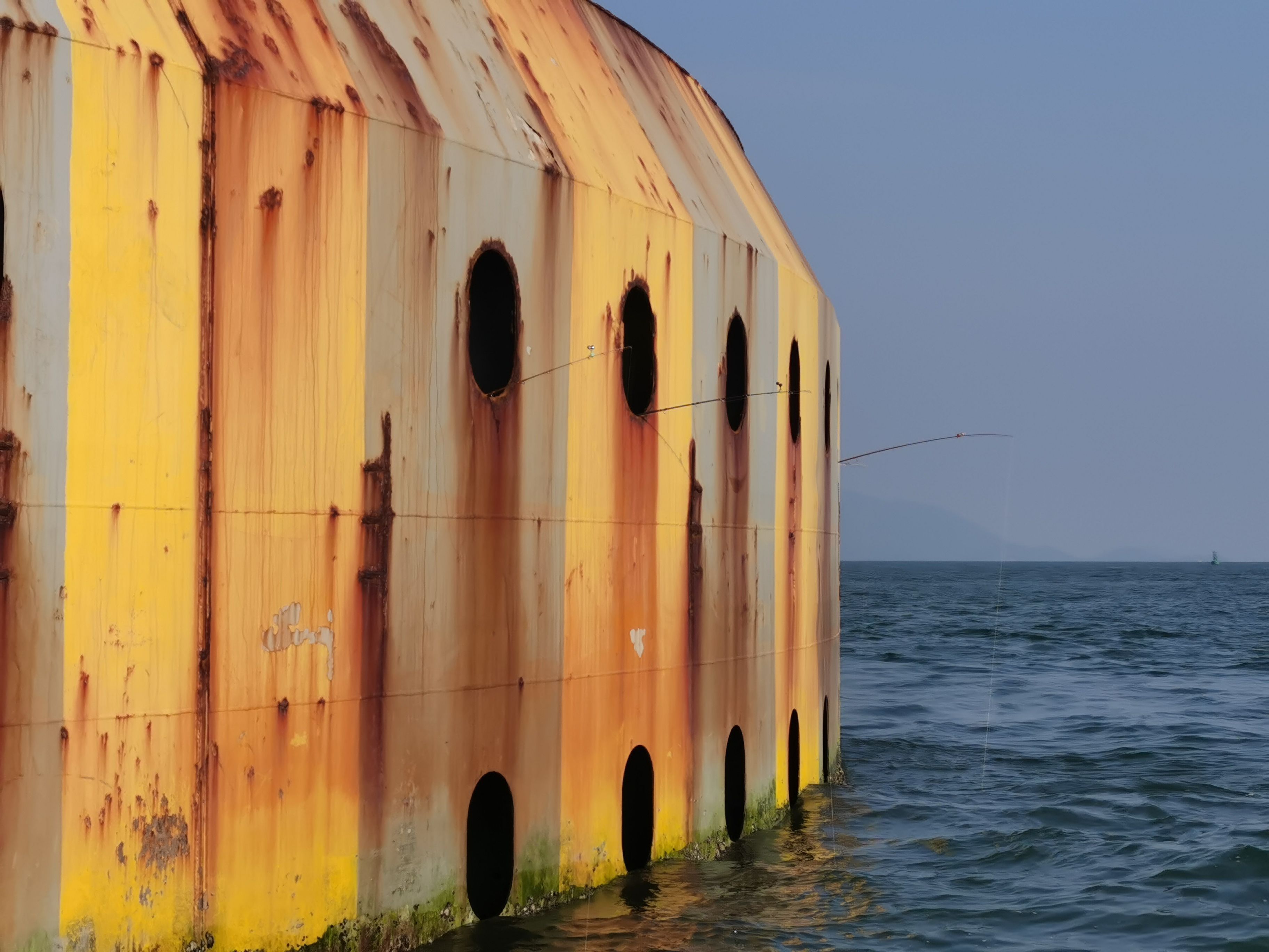 11人在大桥下钓鱼被抓,该不该在桥下钓鱼