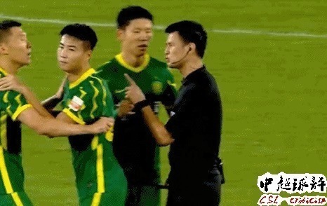 李海新|失控!于大宝今晚中超怒斥名哨李海新:2人紧张对峙多人拉架!