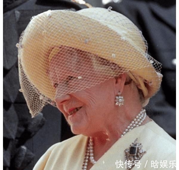 戴安娜王妃 戴对胸针的卡米拉好美,一枚简约的祖母绿胸针,映衬的她优雅大气