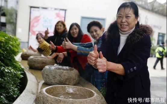 太爽了|这地儿太爽了！市民扎堆街头露天温泉免费泡脚