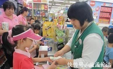小张|6岁女娃逛超市不买东西,店员怀疑偷窃,翻开孩子口袋,店员泪目