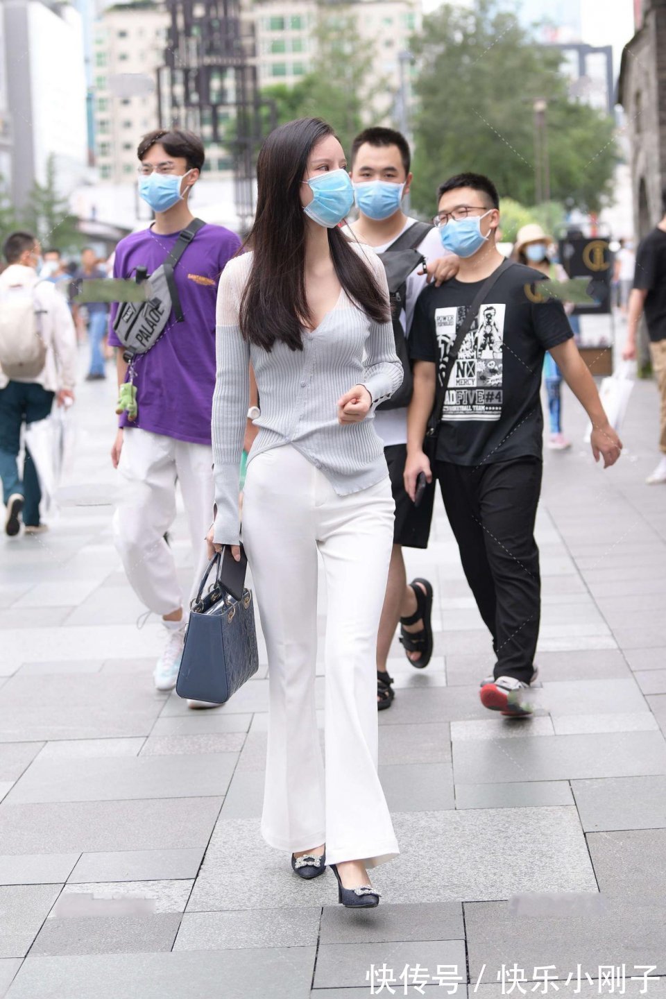 穿搭|时尚的休闲裤，搭配深色的手提包，小姐姐很懂穿搭