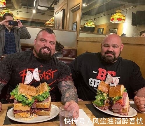 哑铃|12年打造身材,硬拉500公斤,身边所有人都可以当作哑铃用