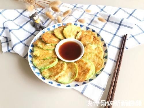 西葫芦|香喷喷的韩式香煎西葫芦，简单易操作，10分钟就搞定了