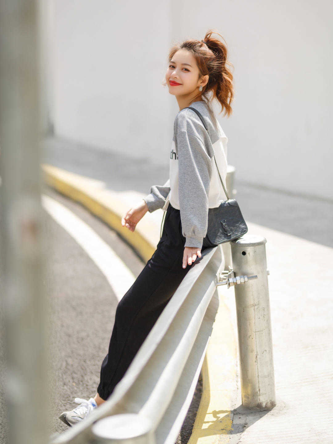 减龄|若你才20岁，别打扮太老！T恤+休闲裤可甜可咸，洋气减龄美翻天