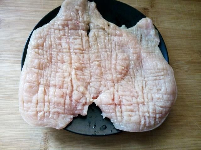 鸡排风靡大街小巷，自己动手就能做，只要会用烤箱就行