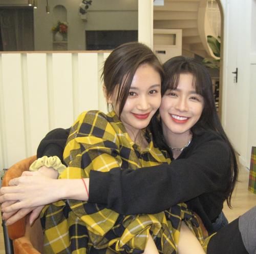 《怦然再心動》蔡卓宜曬合照，看清她的姿勢后，小女生心思很明顯