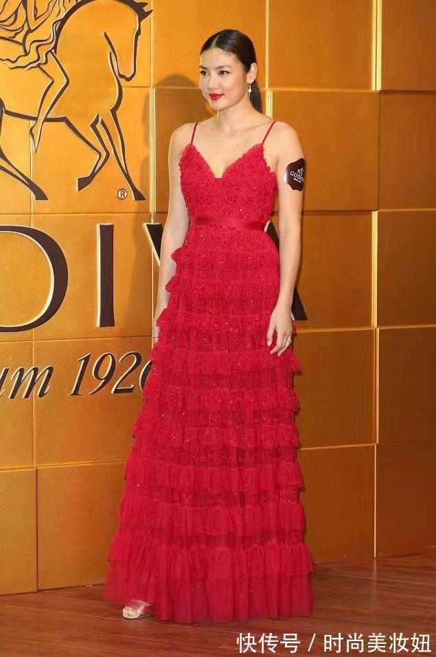 搭配|乐基儿造型太成功,穿红色蛋糕裙显瘦又高级,单靠气质就赢了