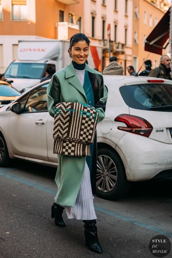 大衣搭配靴子 才能穿得精彩