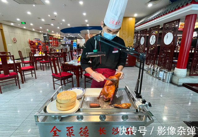 北京烤鸭|在长沙吃北京烤鸭,服务员身穿清一色格格服饰,一秒“穿越”了!