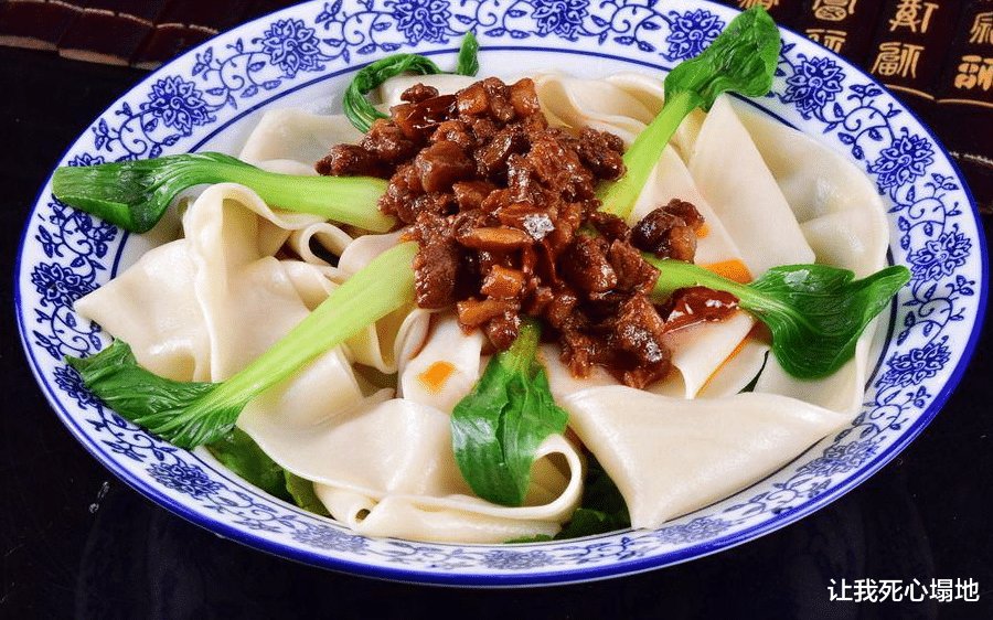 裤带面白煮后用油泼，加点青菜油泼辣椒，口感筋道