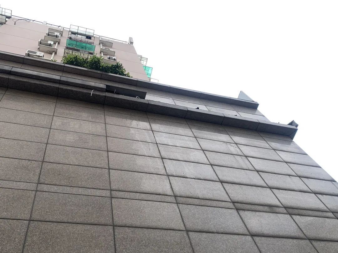 安全帽|“丰巢柜上掉瓷砖,取个快递还要戴安全帽!”