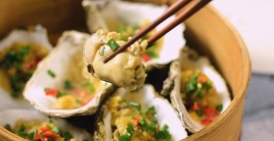 蒸生蚝,直接上锅蒸就错了,难怪腥气不好吃,大厨这样蒸才对