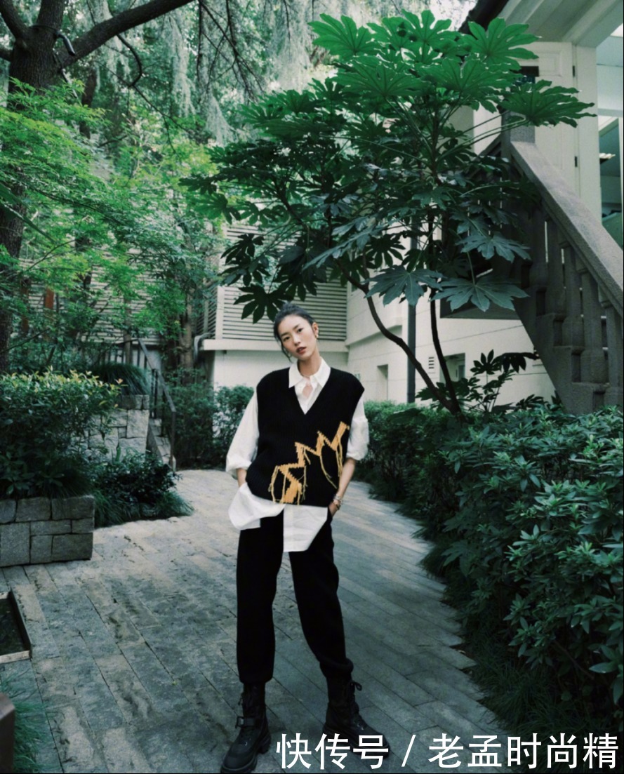 刘雯的早春衬衫穿搭好清新!四种衬衫的搭配方式,简约时尚显气质