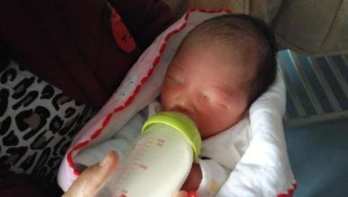 睡姿|趴着睡和仰着睡的宝宝,将来骨骼发育会有啥不同?真相爸妈要知道