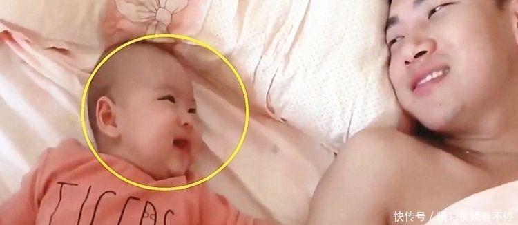 爸爸|女儿睡醒后乖乖躺着等爸爸，看到爸爸回头时，画面萌炸了