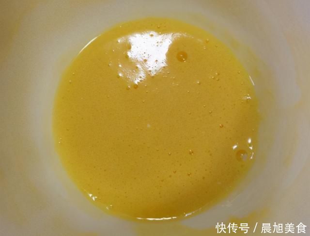 冷天，我家常吃椒盐杏鲍菇，5块钱做一盘，简单一炸，嚼着比肉香