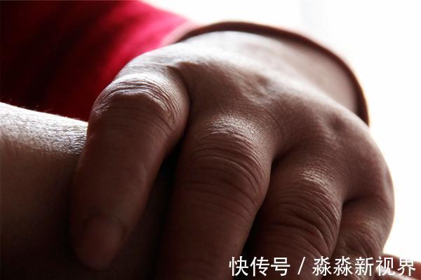 肿块|假如一个人得了癌症，身上其实是有信号的，晚上就会有3点异常