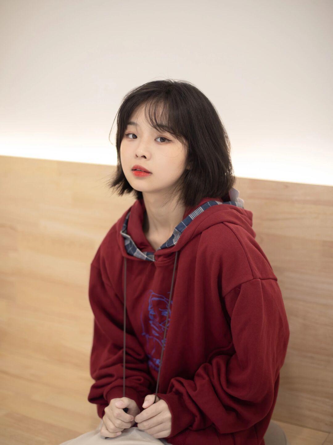 红色字母卫衣+白色休闲裤,韩范十足!|早秋卫衣合集| 韩范