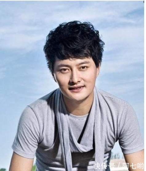 她是云飞的前妻,老公星光大道成名后和她离婚,独自带着女儿生活