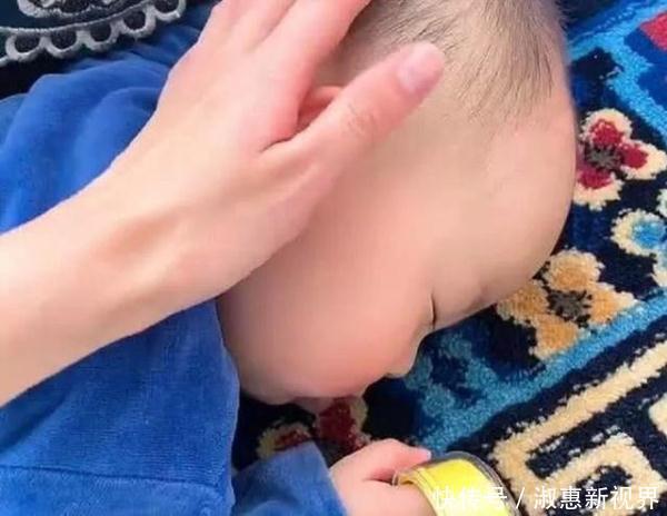 爷爷|爷爷“佛系带娃”火了，“上”有老“下”有小，画风不要太清奇！