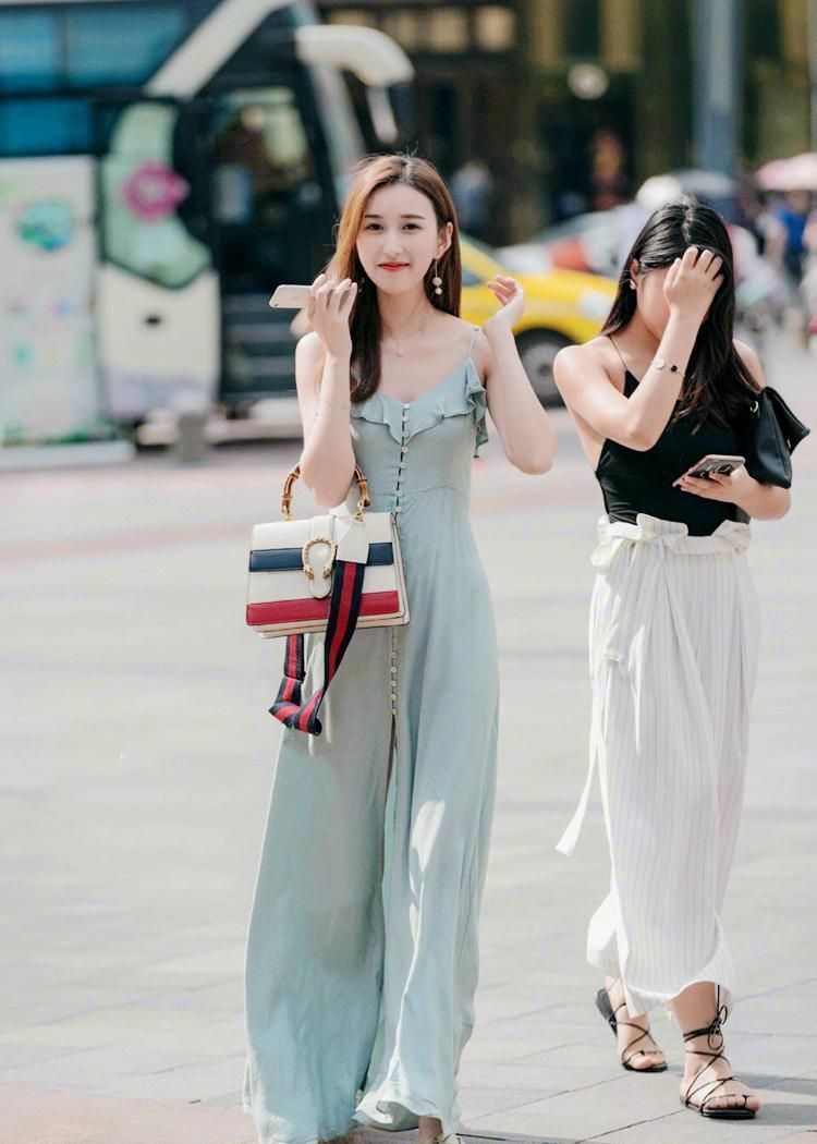 街拍：时尚靓丽的小姐妹，身姿姣好曲线优美
