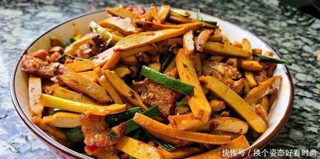 美味|几块钱的香干,和蒜苗、猪肉简单一炒,出锅下饭又美味