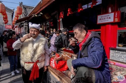  国内首个非遗美食的主题街区，位于魏征府邸旧址，摔碗酒从这火的