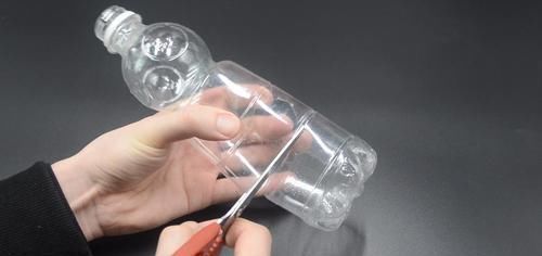 塑料瓶上穿一根绳子真厉害,这个用途懂的人还不多,早知道早受益