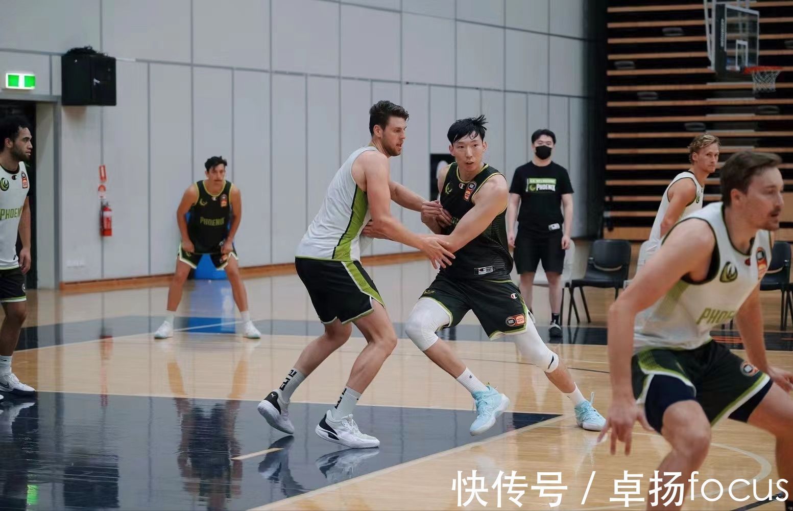 cbNBA的冷板凳和NBL的明星,周琦不要被追随者冲昏头脑!