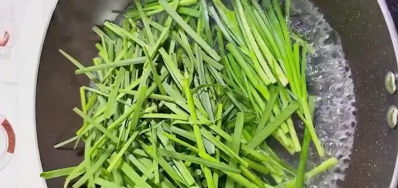 韭菜新吃法,香辣咸鲜,营养丰富唇齿留香,满满一大盘不够吃