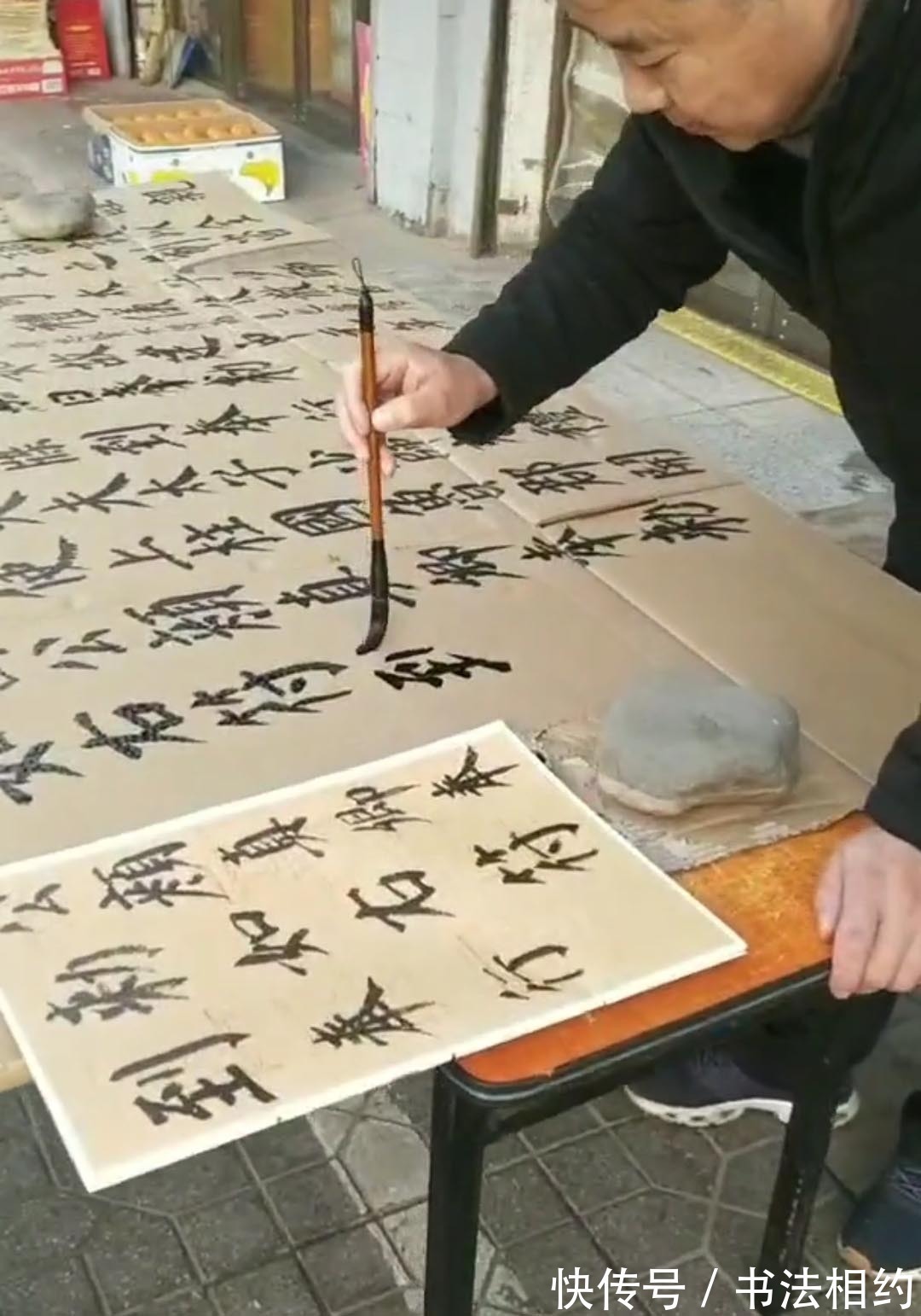 笔笔$羊肉汤老板废旧纸壳练颜楷走红,笔笔惊艳,网友:羊肉汤有翰墨味