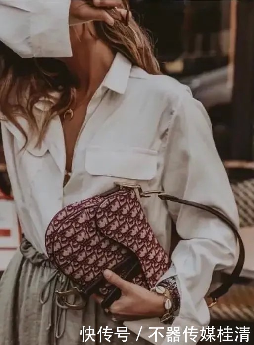 b背上这些腋下包，你就是行走的“酷GIRL”