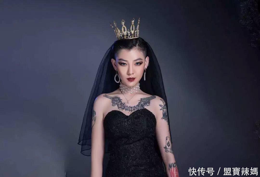 还记得全身纹身的“黑纱新娘”吗?如今剪短发卸妆后,变成了这样