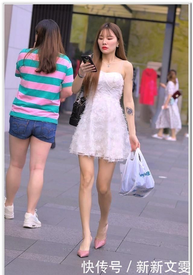 思思街拍 美少女百褶裙束腰上衣,这样搭配也能温柔可人