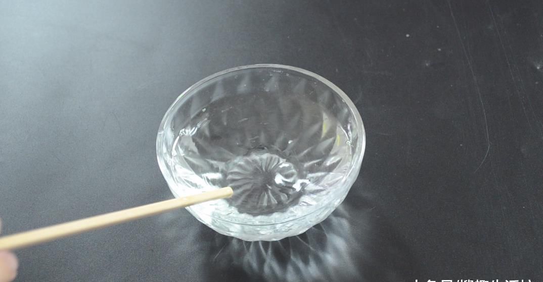  油精的混合|风油精滴到白醋里, 没想到还有这2大妙用, 看完您会感谢我的