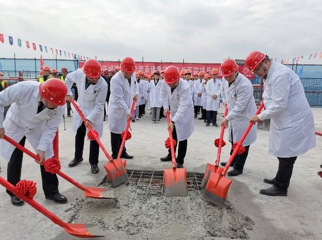 张鸿飞|重庆高新区重点项目——重庆海吉亚医院二期工程主体大楼封顶，打造以肿瘤学科为特色的三甲标准综合医院