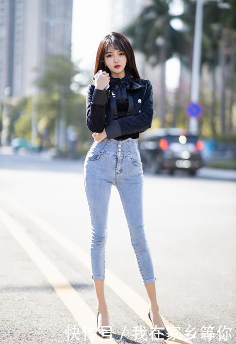 黑色长袖上衣搭配紧身牛仔裤,时尚潮流,霸气十足