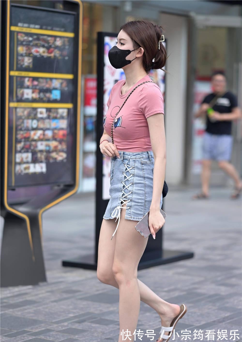 夏季|夏季选择牛仔短裤,看着会比较独特,搭配都人不多,穿出个性